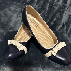 Women's Navy and Cream Kitten Heels with accent bow